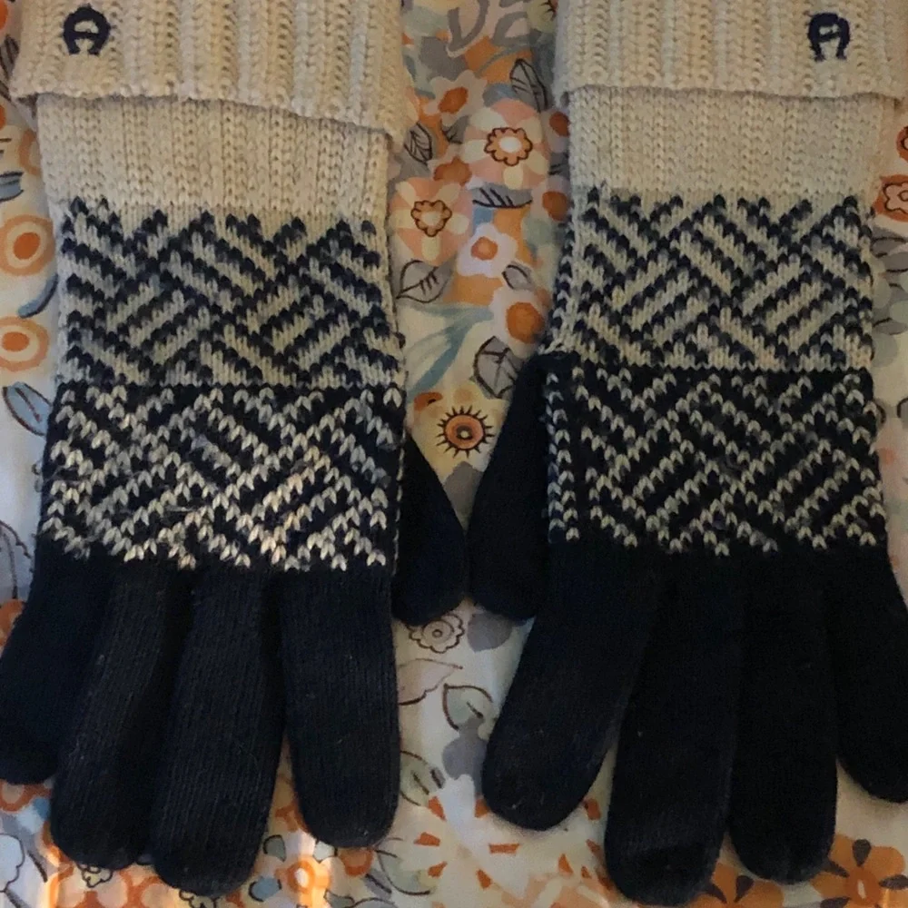 Etienne Aigner Knit Gloves